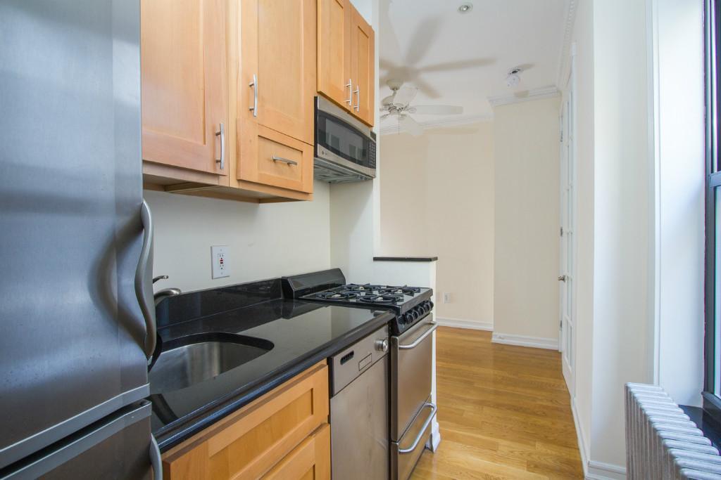 416 E 13th St in New York, NY - Building Photo