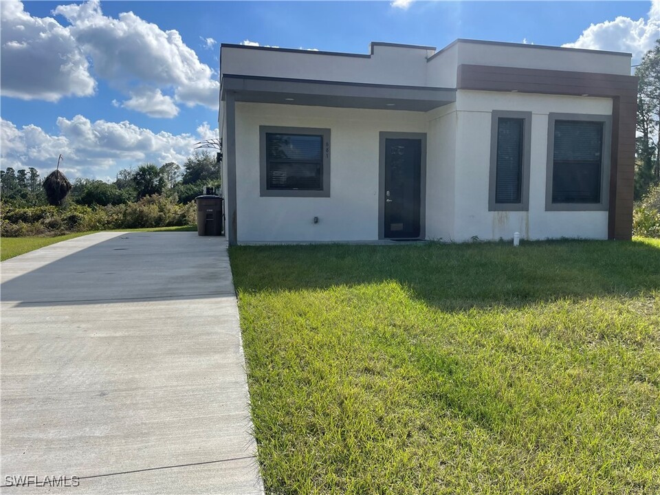 681 Windermere Dr in Lehigh Acres, FL - Building Photo