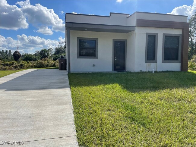 681 Windermere Dr in Lehigh Acres, FL - Building Photo - Building Photo