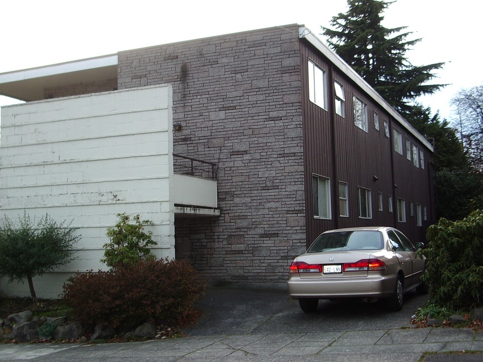 8249 Corliss Ave N in Seattle, WA - Building Photo