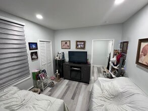 158 Hopkins Ave, Unit First Floor in Jersey City, NJ - Building Photo - Building Photo