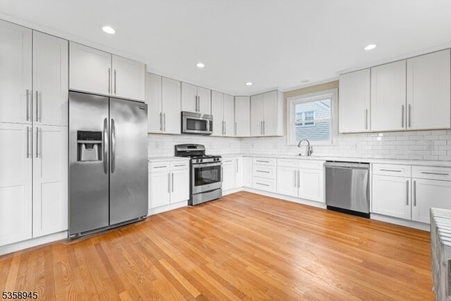 property at 6 Van Dyke Pl