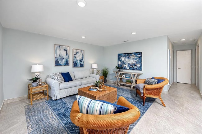 5231 Beach Dr SE, Unit B in St. Petersburg, FL - Foto de edificio - Building Photo