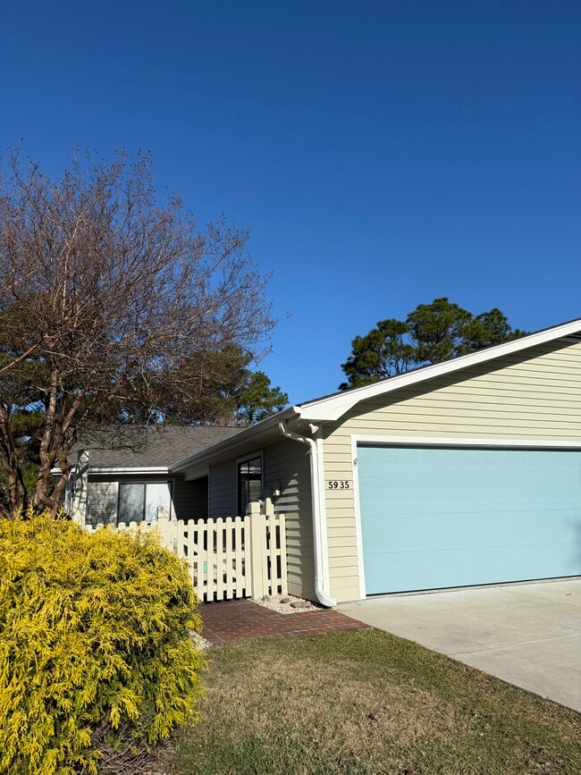 5935 Inland Greens Dr in Wilmington, NC - Building Photo - Building Photo