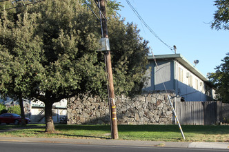 8th Street Apartments in Davis, CA - Foto de edificio - Building Photo