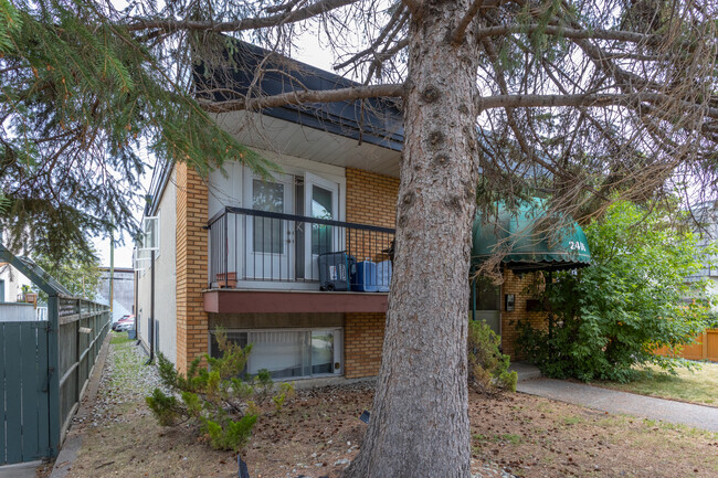 2406 30 St SW in Calgary, AB - Building Photo - Building Photo