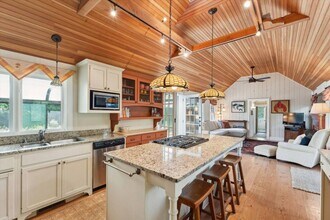 695 Main St in Westhampton Beach, NY - Foto de edificio - Building Photo