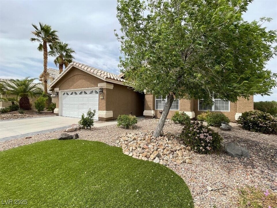 70 Moonlight Village Ln in Henderson, NV - Building Photo