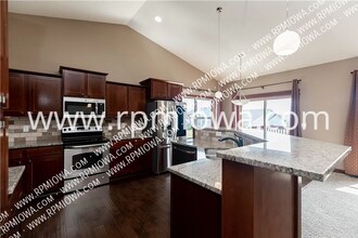 1127 90th St in West Des Moines, IA - Building Photo - Building Photo