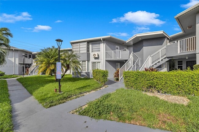 1659 NE Miami Gardens Dr in Miami, FL - Building Photo - Building Photo