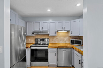 54 Rope Ferry Rd in Waterford, CT - Building Photo - Building Photo
