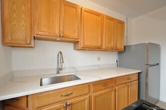 180 Garth Rd in Scarsdale, NY - Building Photo - Building Photo