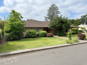 7570 SW Fairmoor St in Portland, OR - Building Photo - Building Photo