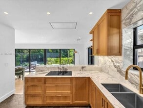 920 W 47th Ct in Miami Beach, FL - Foto de edificio - Building Photo