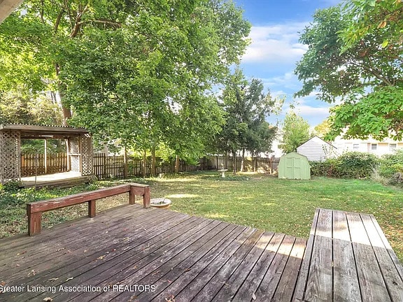 1900 Holly Way in Lansing, MI - Foto de edificio - Building Photo