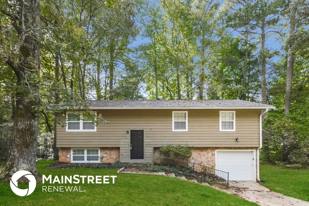 5869 Bobbin Ln in Lithonia, GA - Building Photo