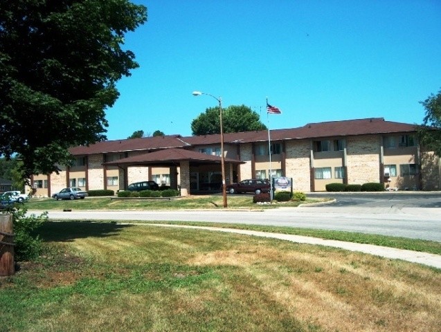 Elizabeth Court Apartments in Menasha, WI - Building Photo