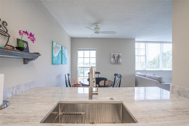 250 NE 20th St in Boca Raton, FL - Foto de edificio - Building Photo