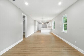 7002 N 19th St in Tampa, FL - Building Photo - Building Photo