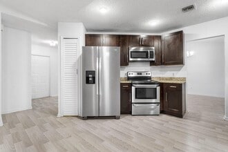 190 Parkwood Dr S in Royal Palm Beach, FL - Building Photo - Building Photo