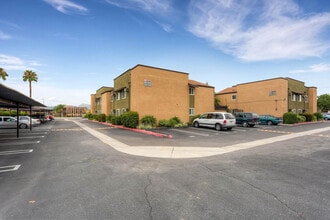 Midway Gardens Apartments in Escondido, CA - Foto de edificio - Building Photo