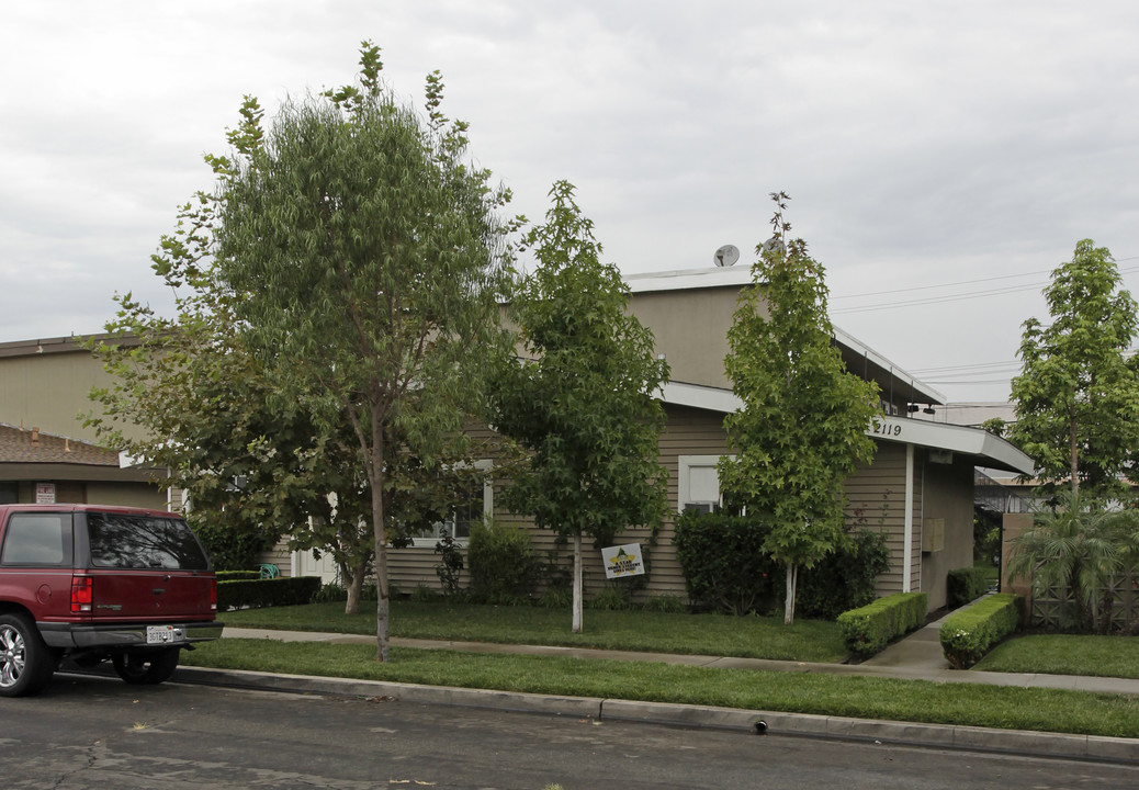 2119 E Westport Dr in Anaheim, CA - Building Photo