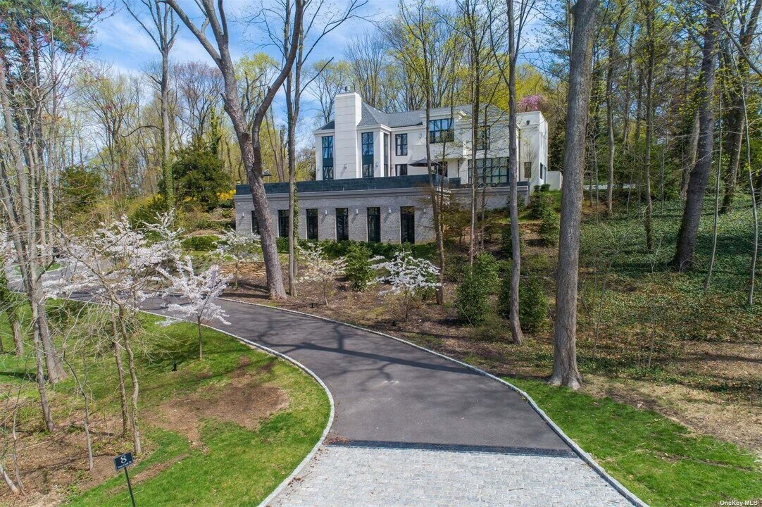 9 Winding Way in Locust Valley, NY - Building Photo