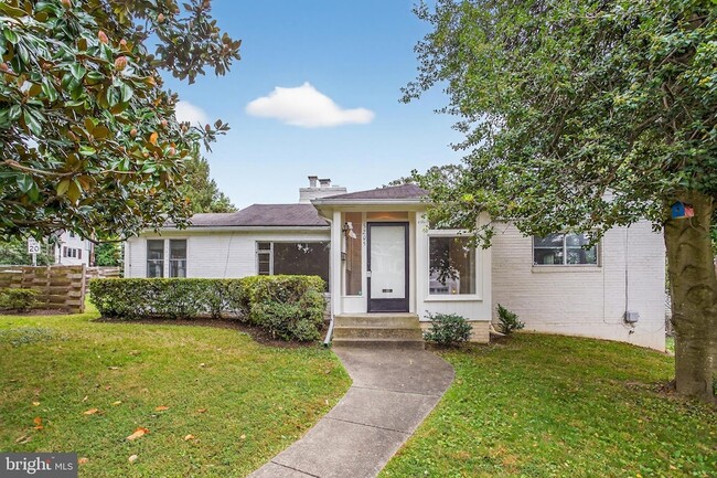 5205 Saratoga Ave, Unit 1005-H in Chevy Chase, MD - Foto de edificio - Building Photo