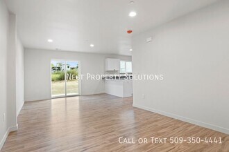 215 W 1st St in Warden, WA - Building Photo - Building Photo