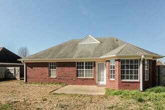 7470 Jennifer Dr in Horn Lake, MS - Foto de edificio - Building Photo