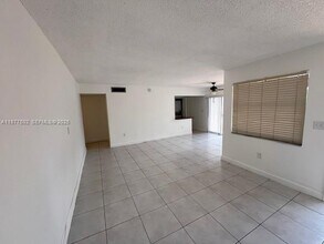 10303 NW 9th St Cir in Miami, FL - Building Photo - Building Photo
