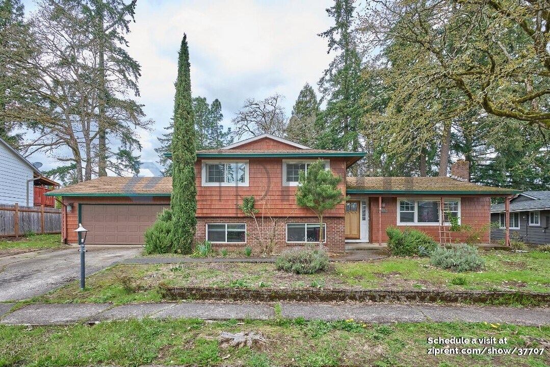 7125 Valley View Dr in Gladstone, OR - Building Photo
