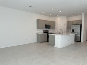 2474 Paravane Wy in Wesley Chapel, FL - Foto de edificio - Building Photo