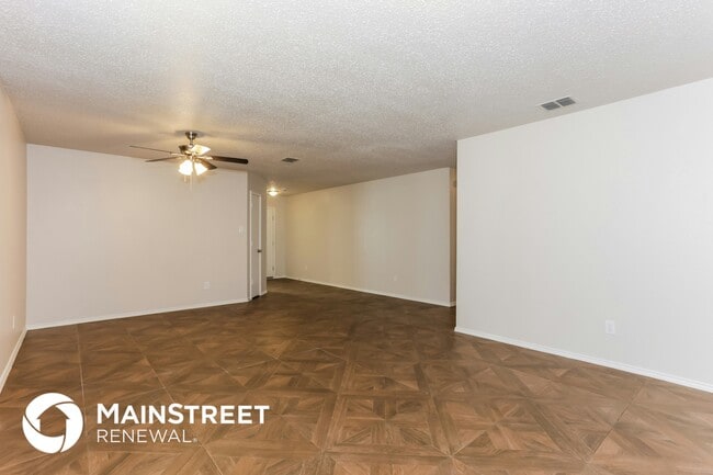 2109 Doecrest Dr in Denton, TX - Foto de edificio - Building Photo