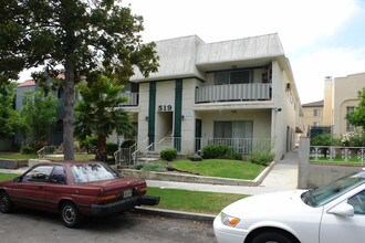 519 E Valencia Ave in Burbank, CA - Foto de edificio - Building Photo