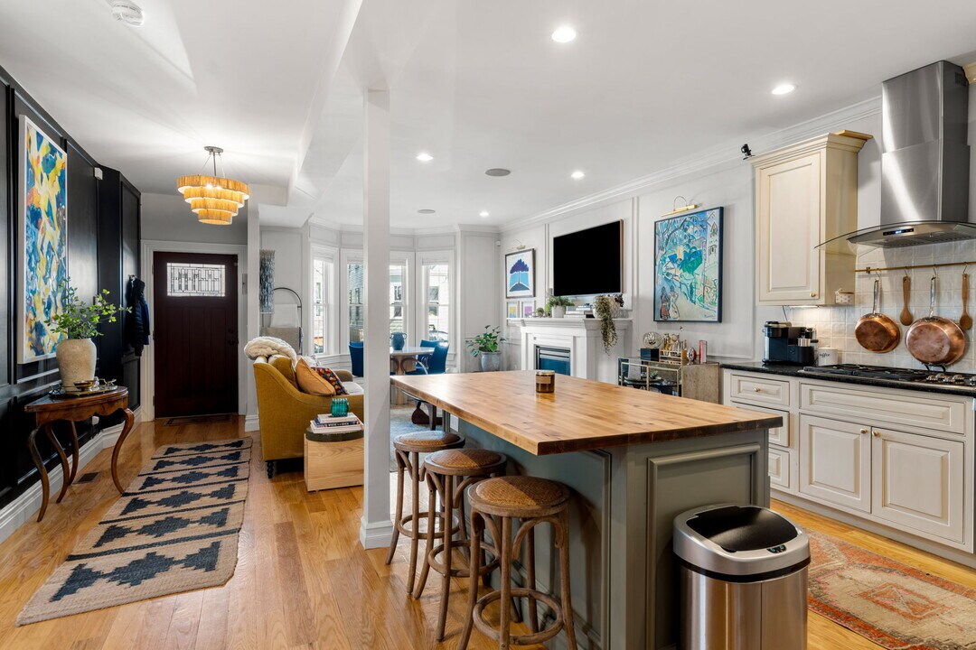 687 E 6th St, Unit 687 in Boston, MA - Building Photo