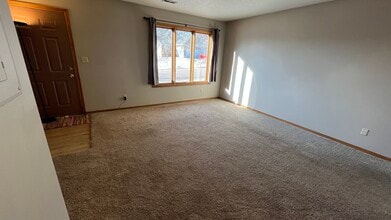 2204 S Holt Ave in Sioux Falls, SD - Foto de edificio - Building Photo