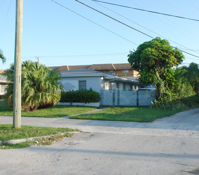 2393 NE 172nd St in North Miami Beach, FL - Building Photo - Building Photo