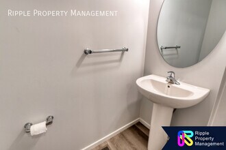 588 Osborne Dr SW in Airdrie, AB - Building Photo - Building Photo