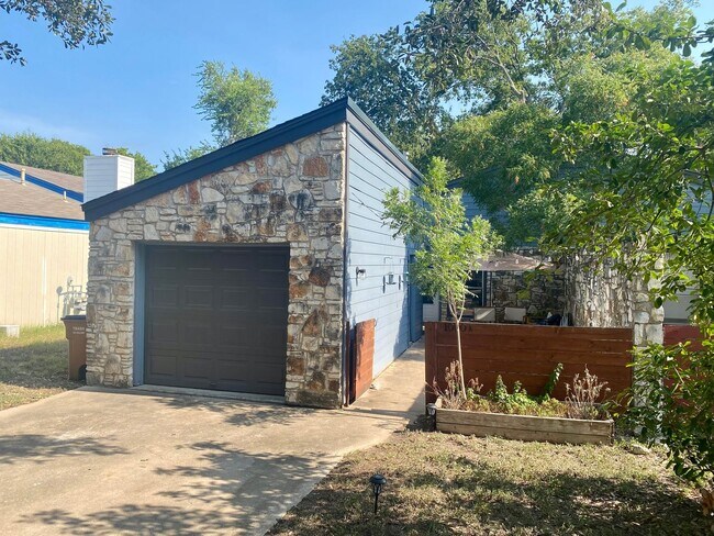 1000 King Albert St in Austin, TX - Building Photo - Building Photo
