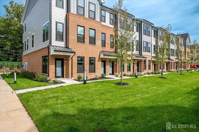 624 Sadie Cir in New Brunswick, NJ - Building Photo - Building Photo