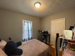 43 Derby St, Unit 1B in Somerville, MA - Foto de edificio - Building Photo