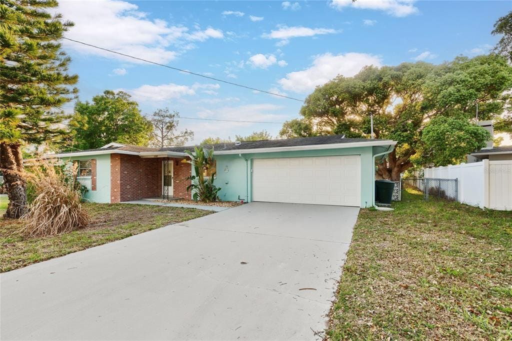 1248 Lazy Lake Rd W in Dunedin, FL - Building Photo