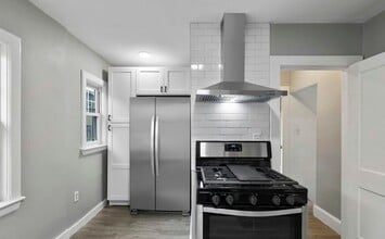256 Main St, Unit 2 in Medford, MA - Foto de edificio - Building Photo