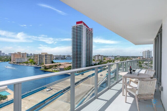 4010 S Ocean Dr in Hollywood, FL - Building Photo - Building Photo