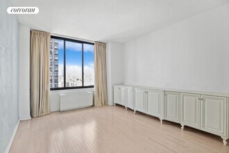200 E 65th St in New York, NY - Building Photo - Building Photo