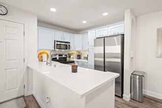 5252 Balboa Arms Dr in San Diego, CA - Building Photo - Building Photo