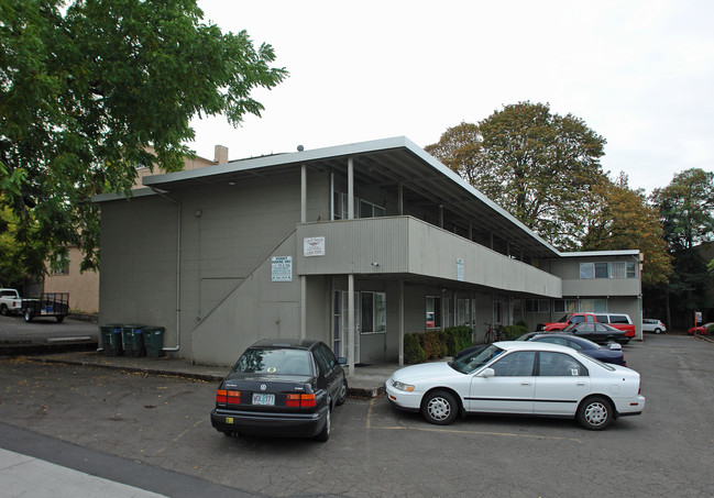 Campus Apartments in Eugene, OR - Building Photo - Building Photo