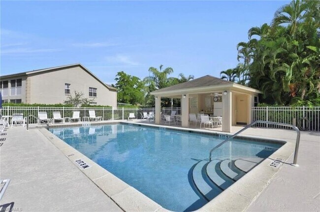 326 Bradstrom Cir in Naples, FL - Building Photo - Building Photo