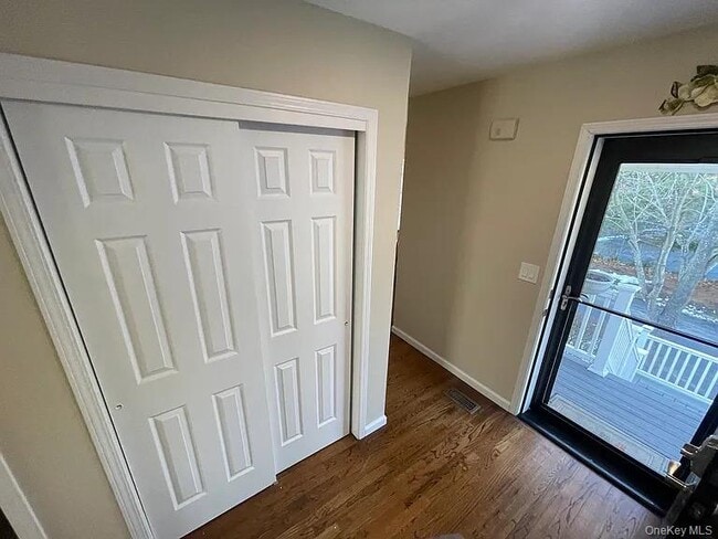 1 Sea Ct Ln in Port Jefferson, NY - Building Photo - Building Photo